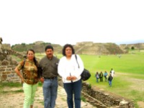 Ramona, guia y Lety en Montealban Oaxaca 2006 102