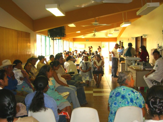 salal de espera hospital Oaxaca 2006 063